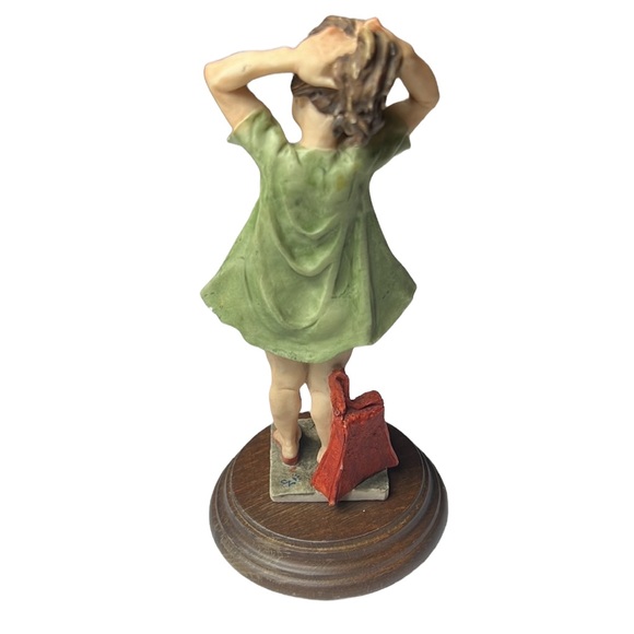 Vintage Resin Figurine of Lady Putting her hair in a Pony Tail. - Picture 4 of 10